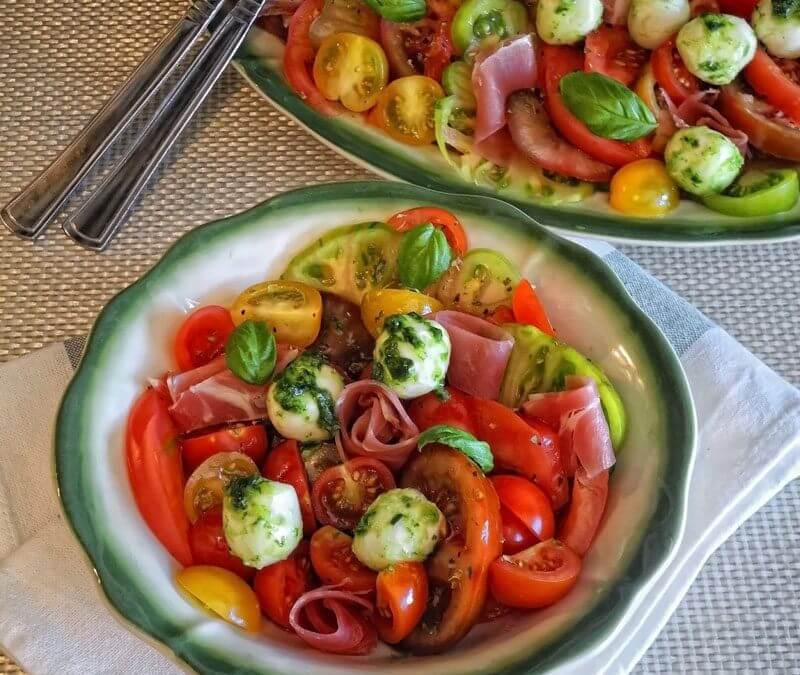 Salada de tomates mistos com presunto e mozzarella